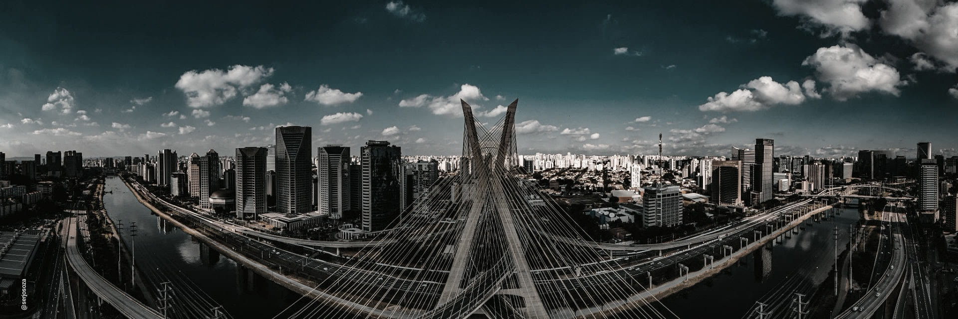 Vista panorâmica de São Paulo com a ponte estaiada, representando expansão imobiliária